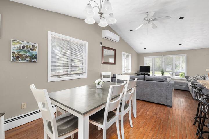 Beachhouse with Pool, Treehouse + 3 Seasons Room gallery image 5