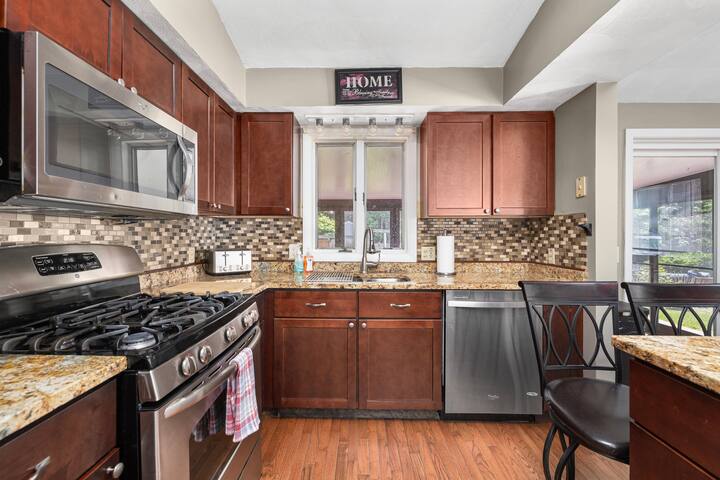 Beachhouse with Pool, Treehouse + 3 Seasons Room gallery image 3