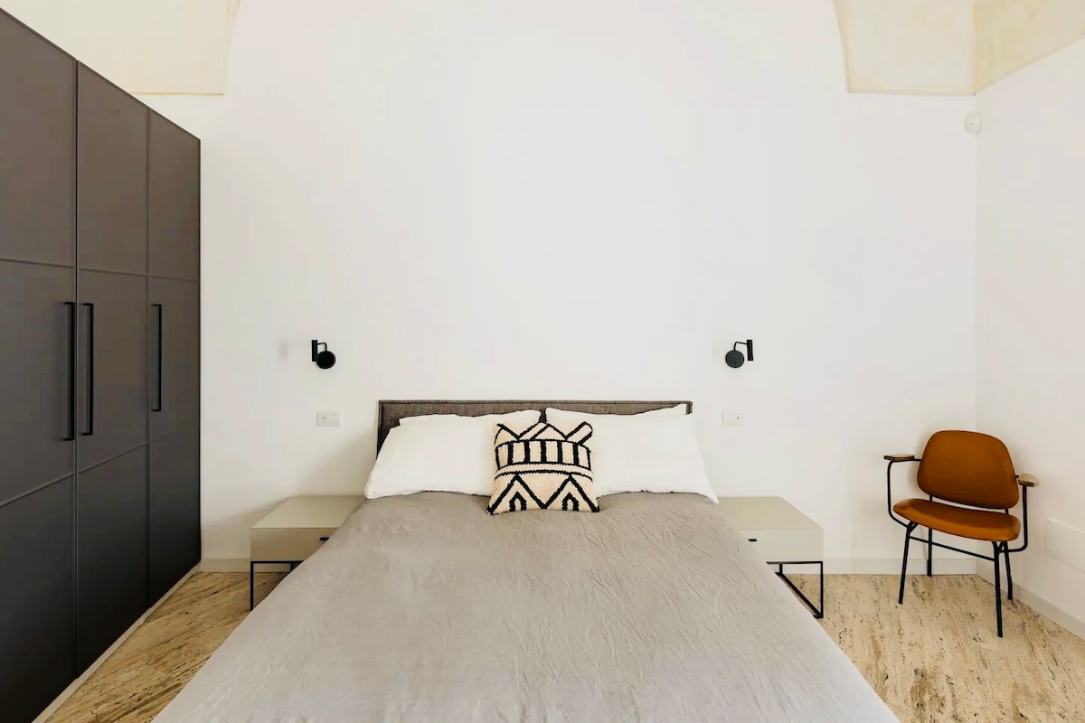 Amplio dormitorio con armario grande, escritorio largo, aire acondicionado y baño privado.