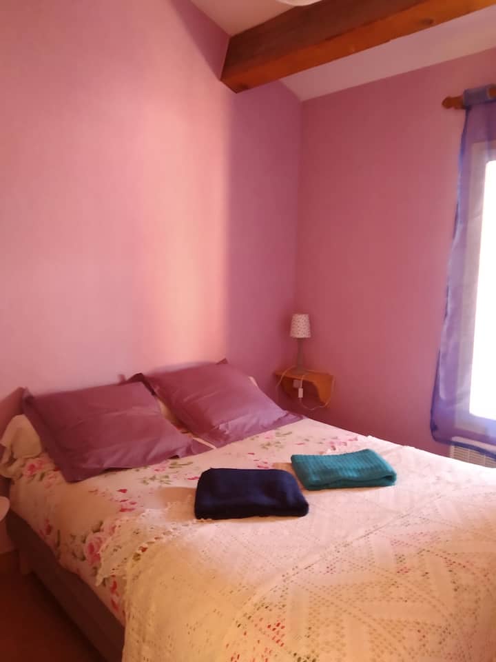 spálňa na prízemí s rozmermi 140 x 190 lôžok a šatníkom knižnice
Okno s výhľadom na terasu:)