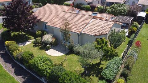 Pleasant house on the edge of ponds