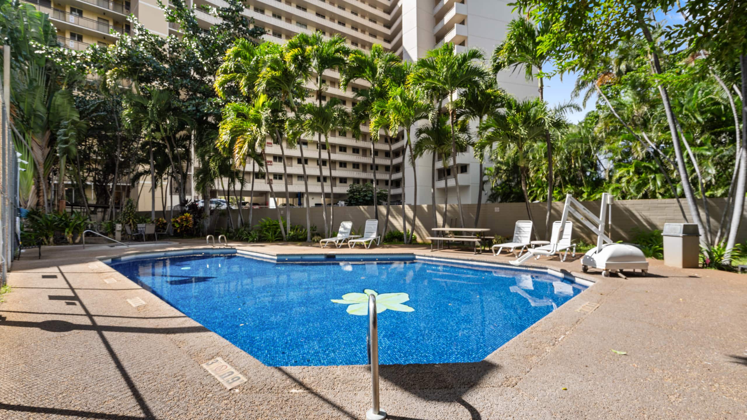 Condo in Honolulu · ★4.69 · 1 bedroom · 2 beds · 1 shared bath - Image 37
