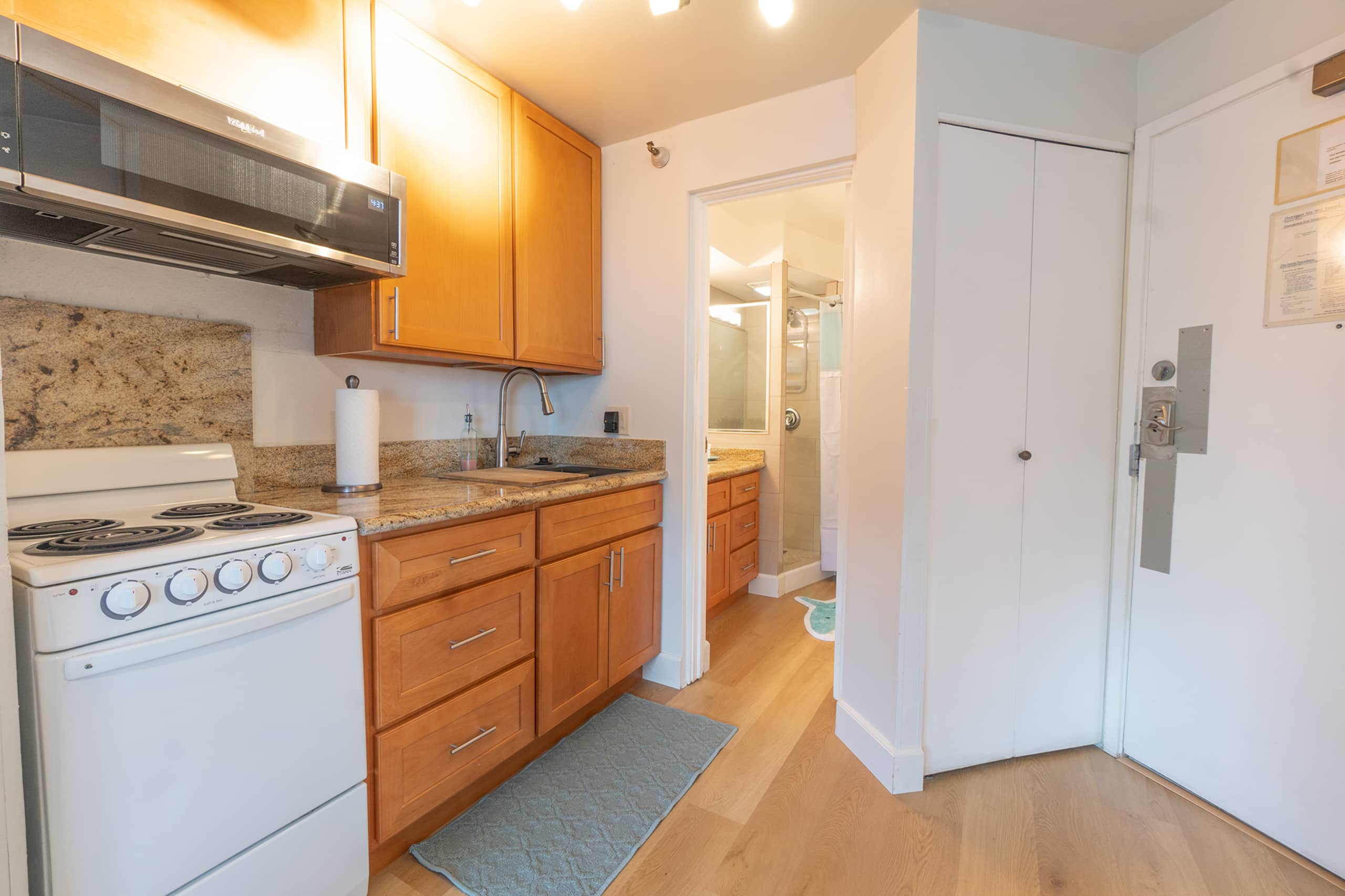 Condo in Honolulu · ★4.69 · 1 bedroom · 2 beds · 1 shared bath - Image 6