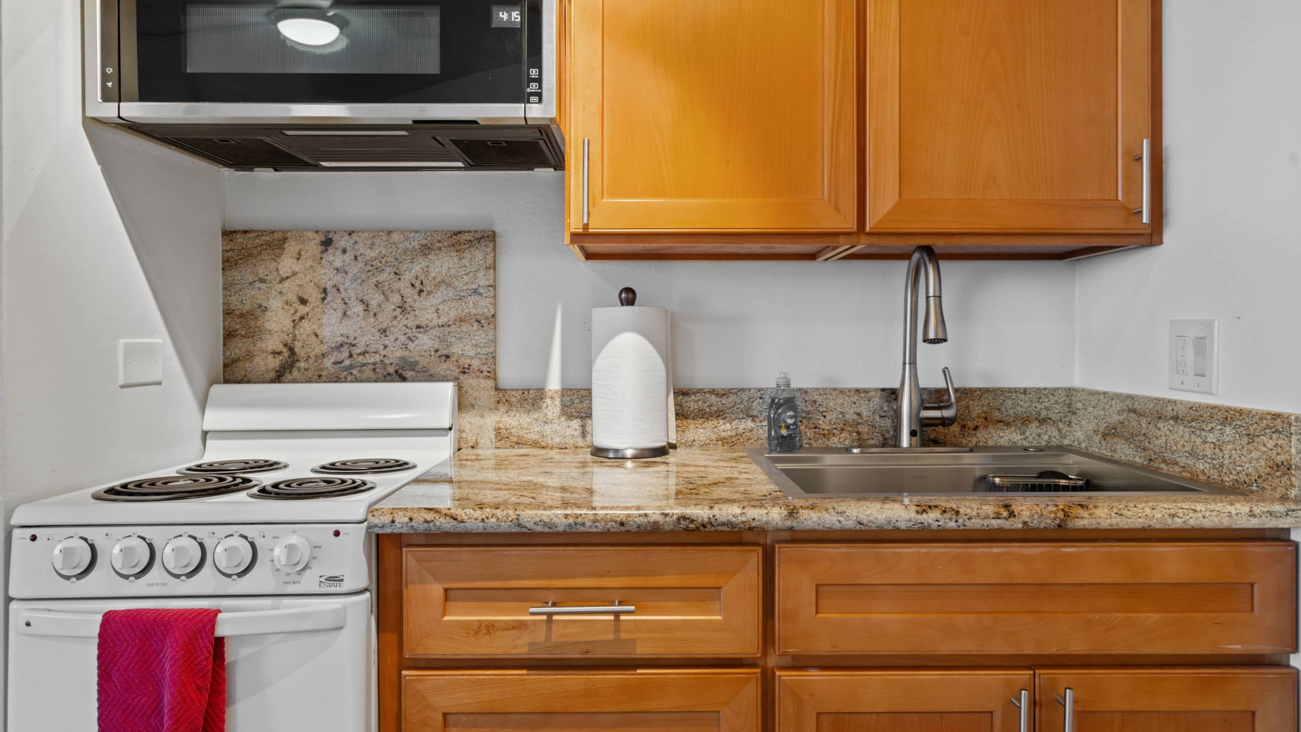 Condo in Honolulu · ★4.69 · 1 bedroom · 2 beds · 1 shared bath - Image 25