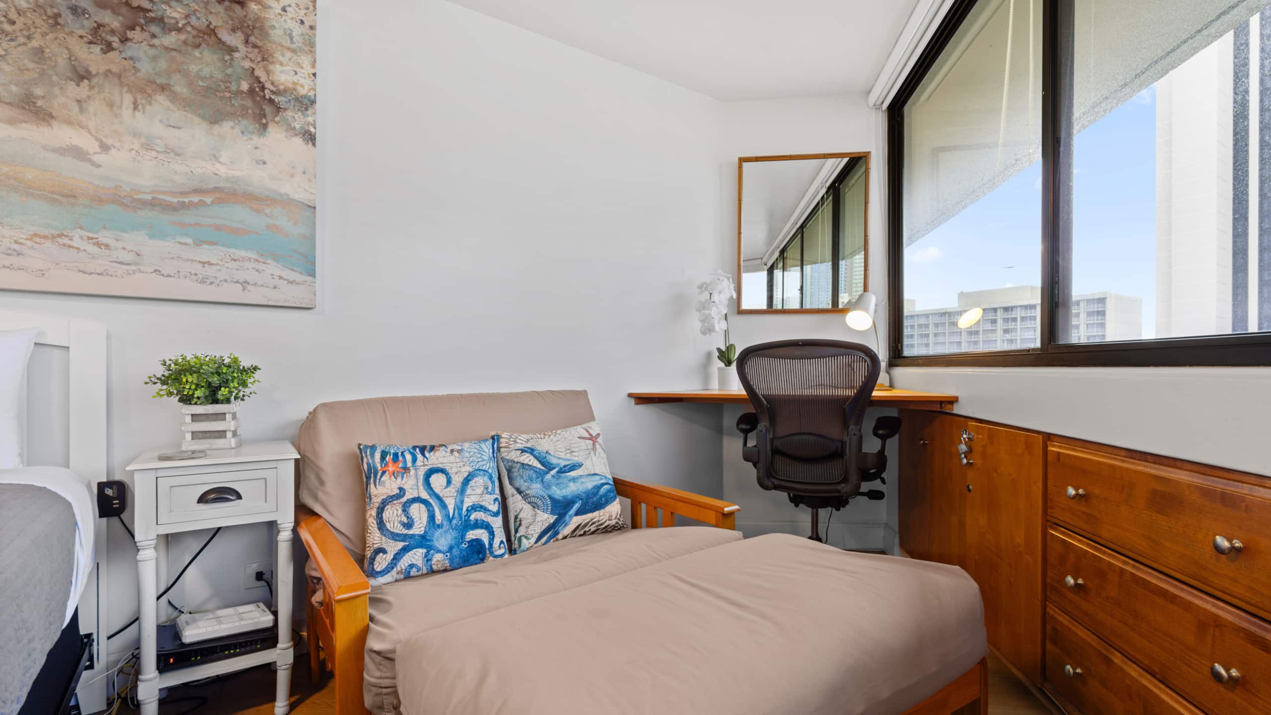 Condo in Honolulu · ★4.69 · 1 bedroom · 2 beds · 1 shared bath - Image 35