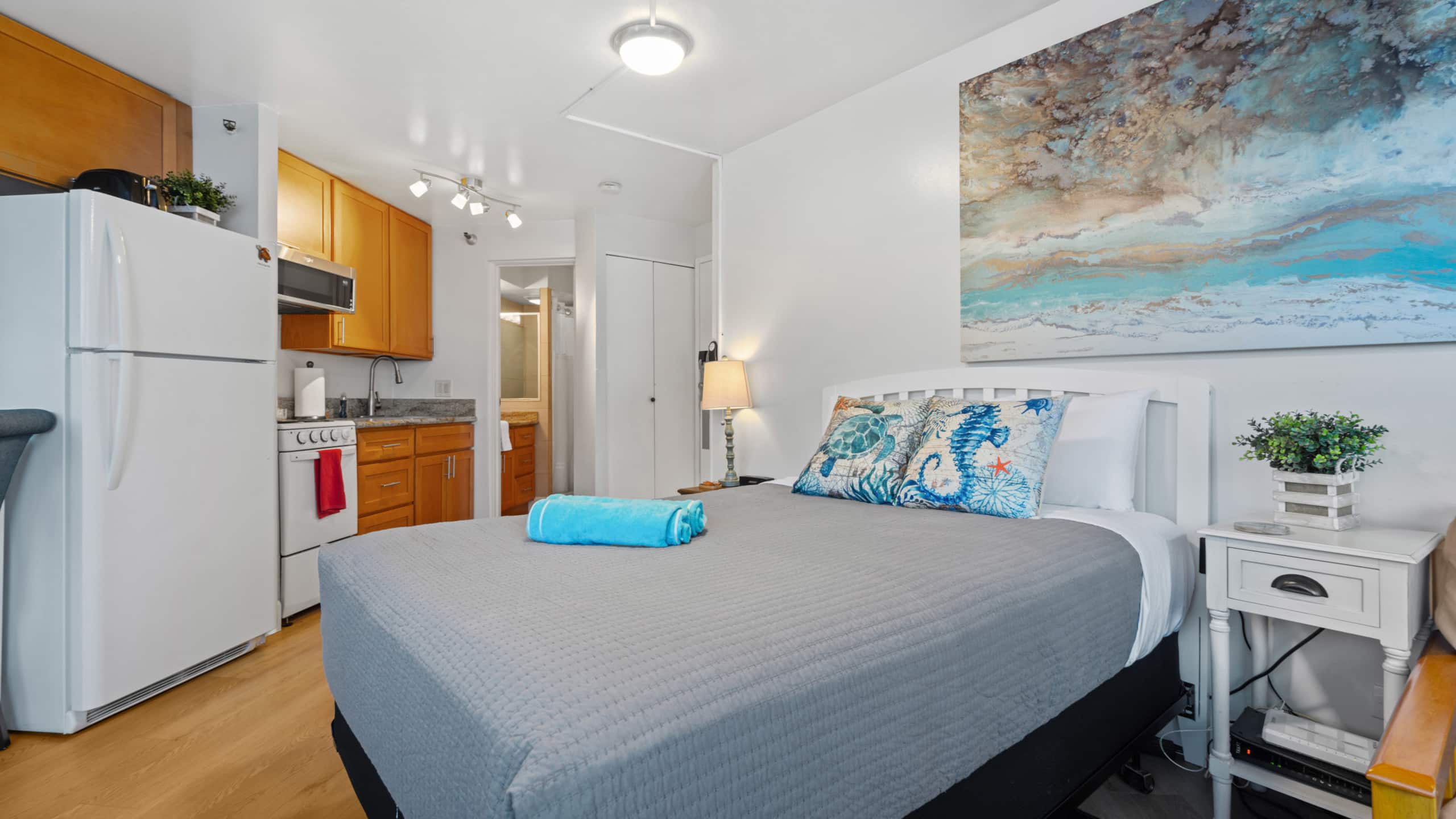 Condo in Honolulu · ★4.69 · 1 bedroom · 2 beds · 1 shared bath - Image 32