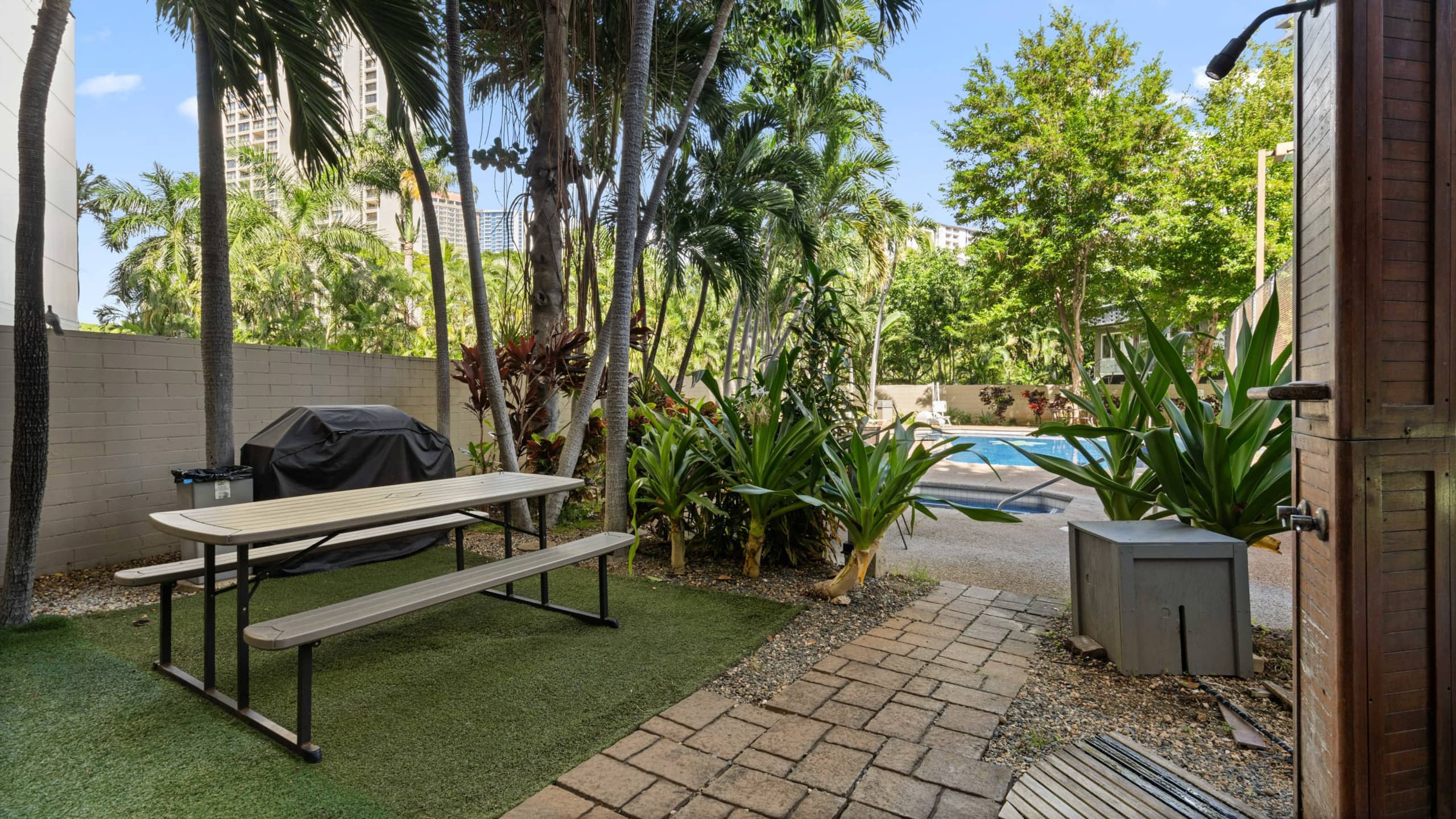 Condo in Honolulu · ★4.69 · 1 bedroom · 2 beds · 1 shared bath - Image 36