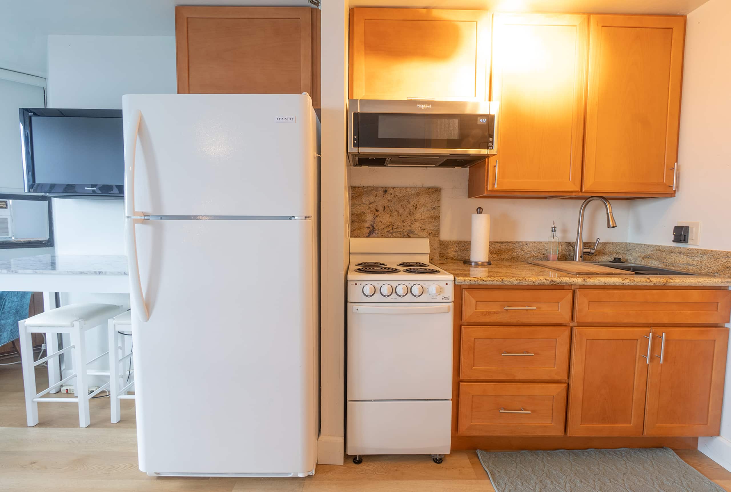 Condo in Honolulu · ★4.69 · 1 bedroom · 2 beds · 1 shared bath - Image 13