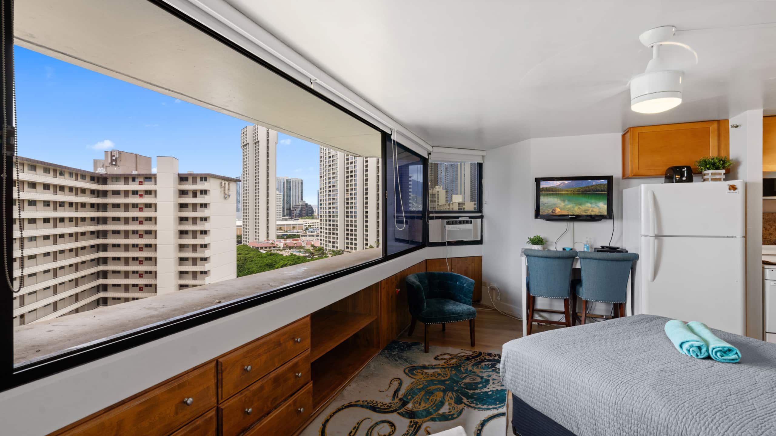 Condo in Honolulu · ★4.69 · 1 bedroom · 2 beds · 1 shared bath - Image 28