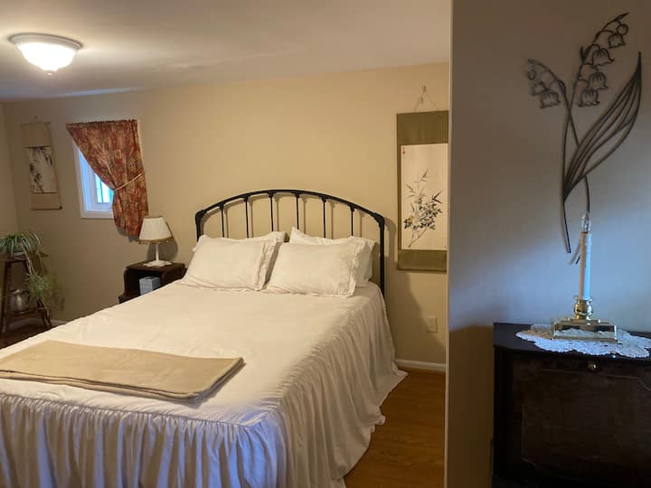 Спална соба со брачен кревет (широк 150-179 см)