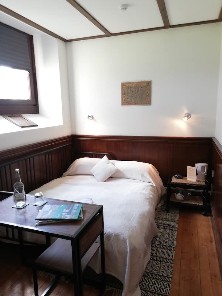 סוויטה קטנה ונעימה מתחת למרפסת הקודמת, כאן מוכנה ככפולה עם מיטת היום הנוחה שלה.