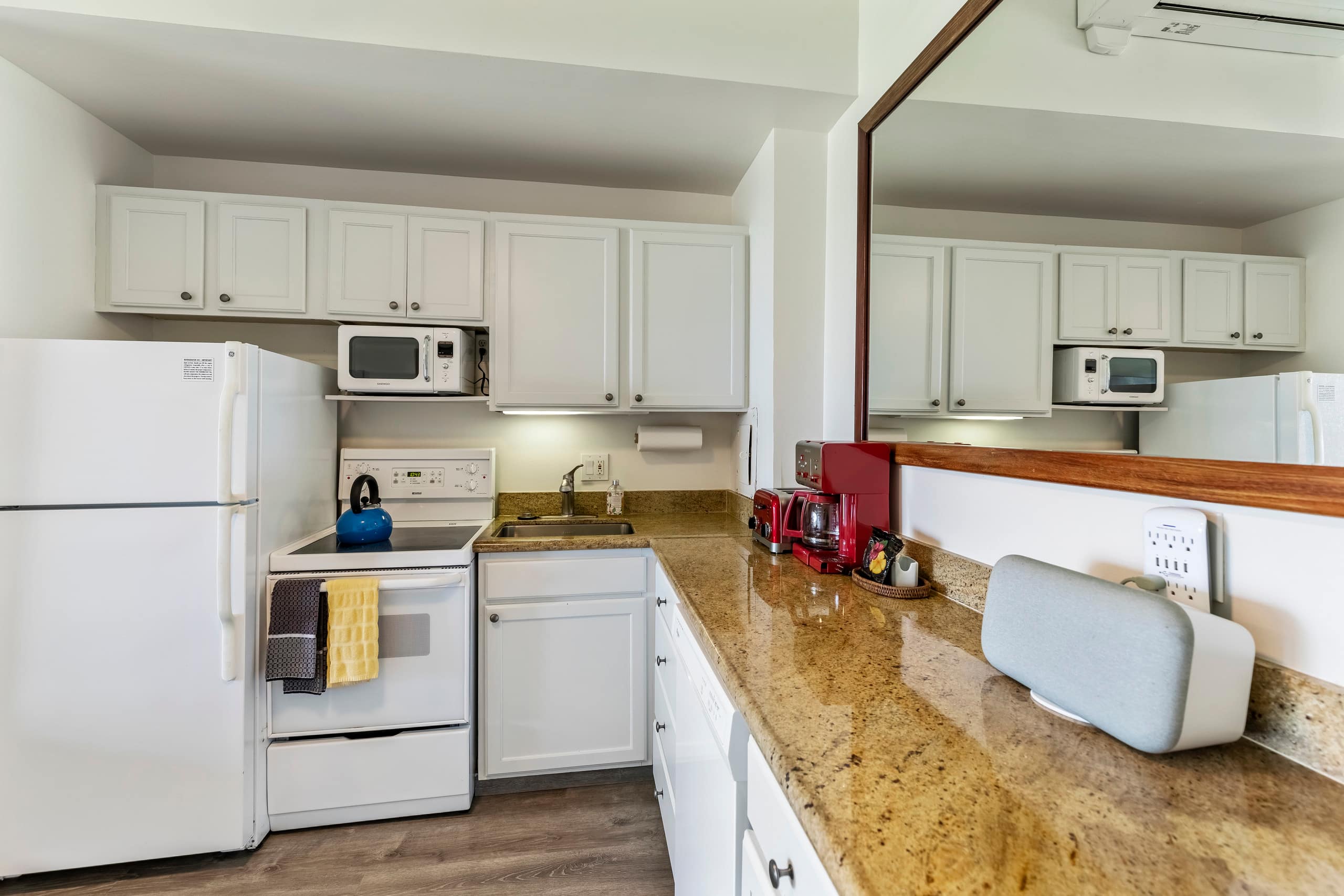 Condo in Lahaina · ★4.96 · Studio · 4 beds · 1 private bath - Image 7