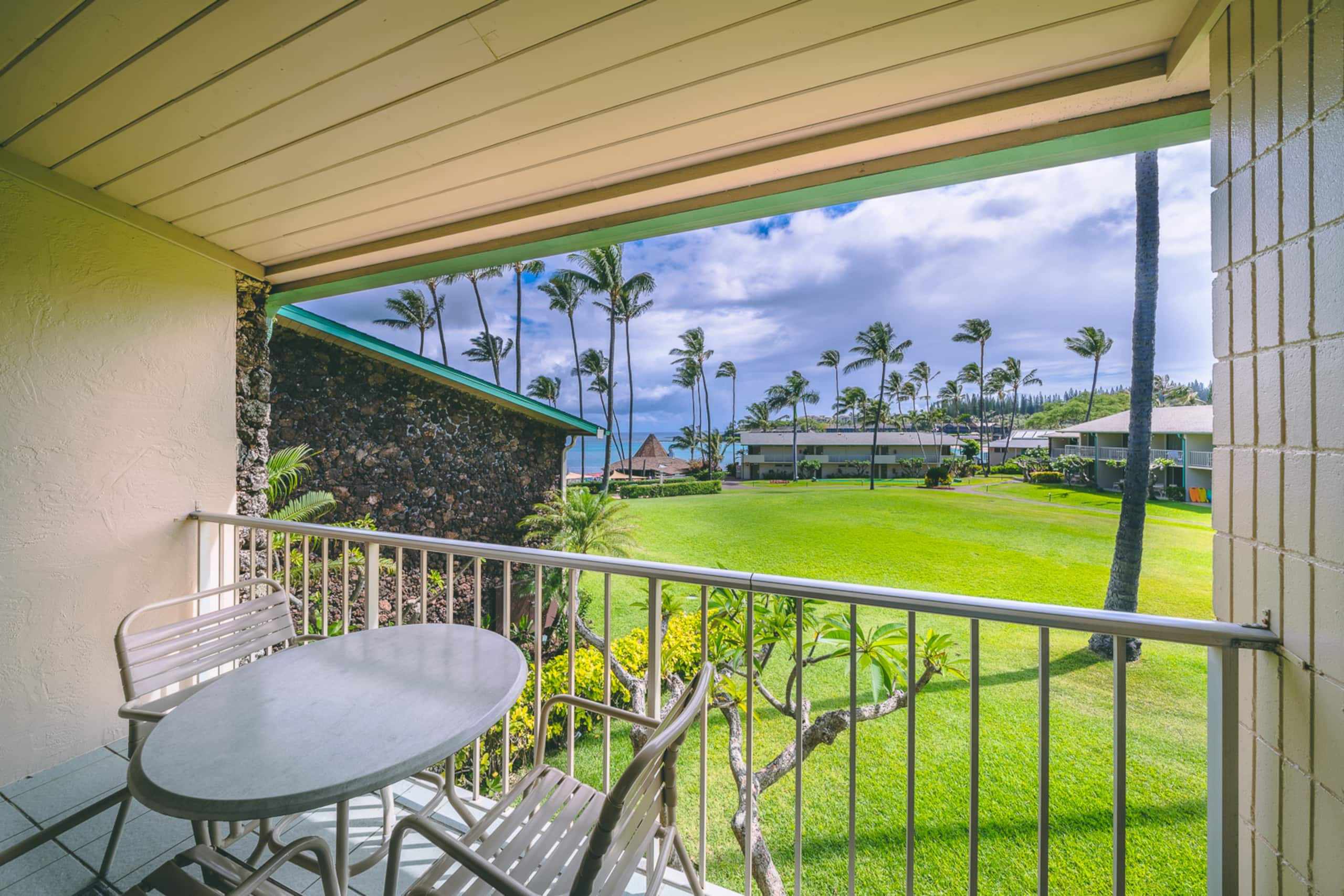 Condo in Lahaina · ★4.96 · Studio · 4 beds · 1 private bath - Image 11