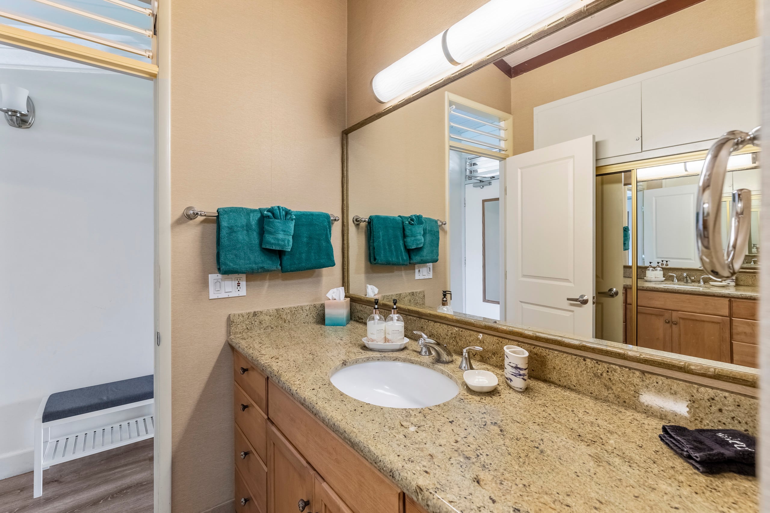 Condo in Lahaina · ★4.96 · Studio · 4 beds · 1 private bath - Image 9