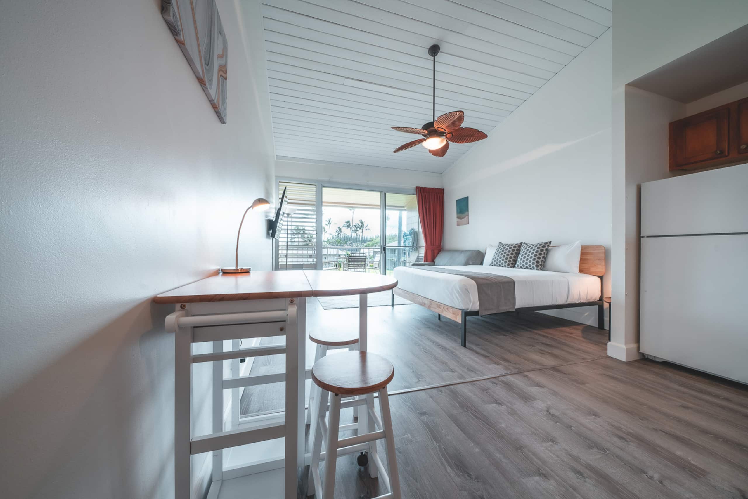 Condo in Lahaina · ★4.96 · Studio · 4 beds · 1 private bath - Image 4