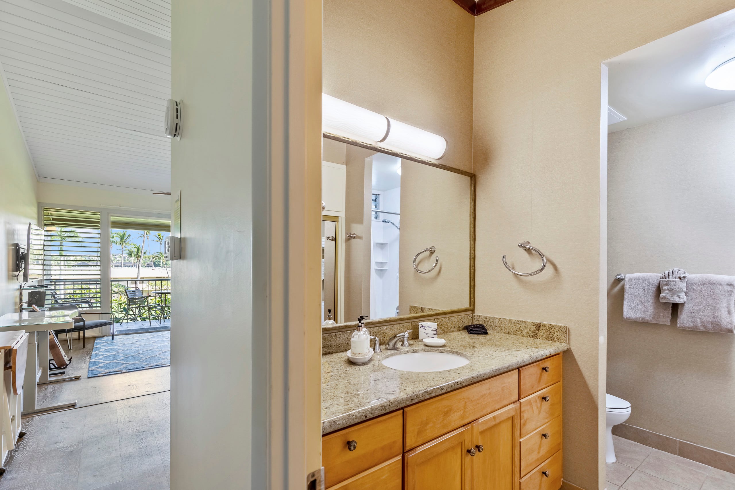 Condo in Lahaina · ★4.96 · Studio · 4 beds · 1 private bath - Image 8