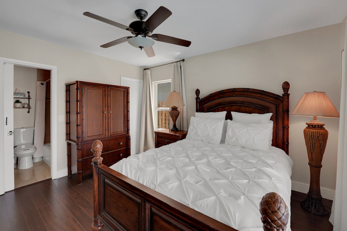 Maestro de la piscina - 1er piso.
Dormitorio principal, cama tamaño queen, 
perfecto para los amantes de la piscina 