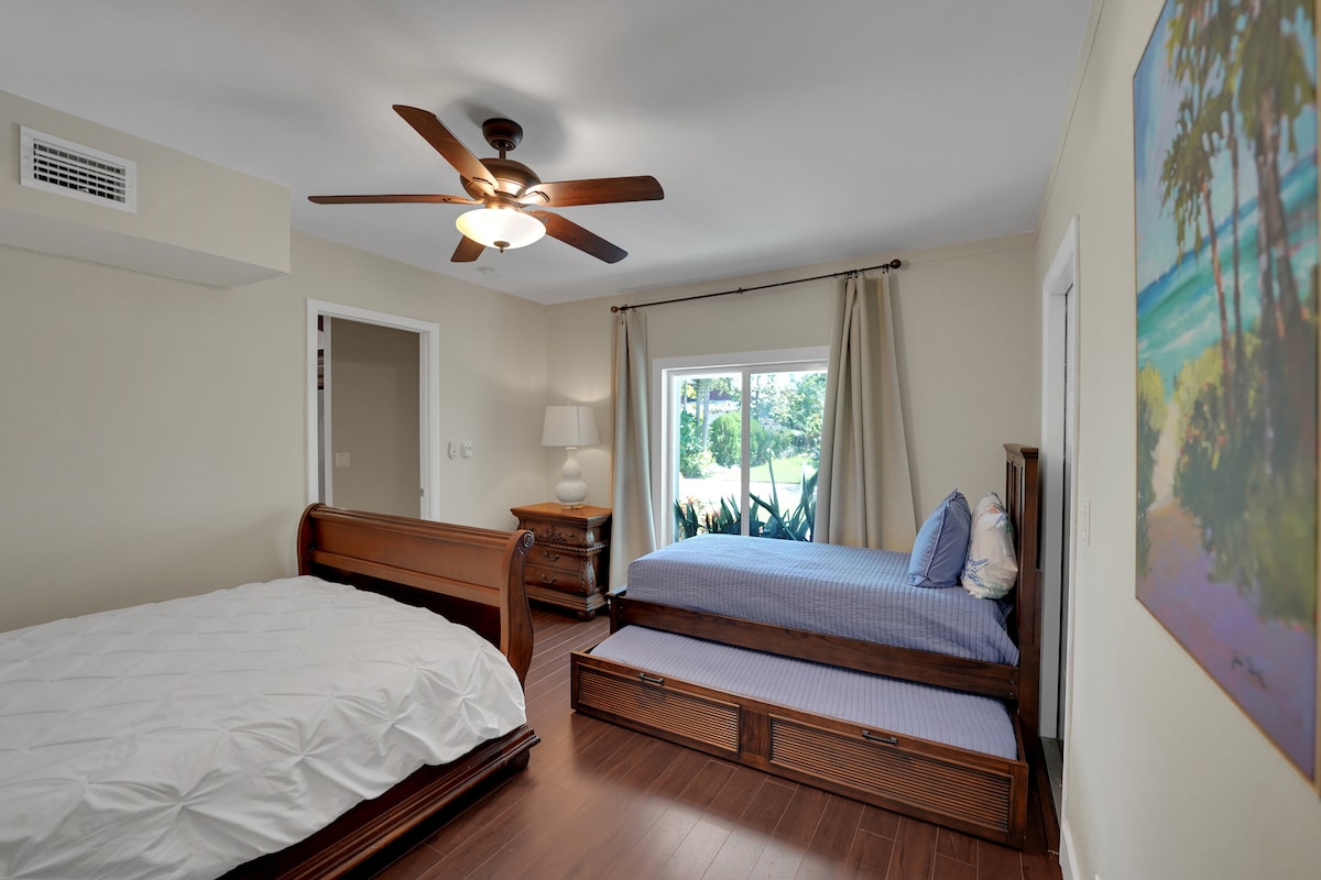 Las mejores amigas principal 
cama tamaño queen + cama nido individual 
A los niños geniales (de todas las edades)  les encanta este dormitorio principal privado  