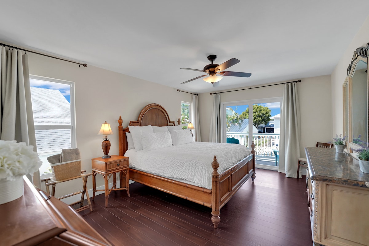 vive como un rey
dormitorio principal, segundo piso, baño doble con lavabo, amplio espacio en el armario, balcón con vistas a la piscina