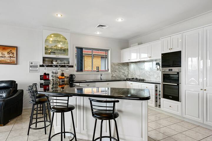 6-BR house in prime location with fantastic views gallery image 4