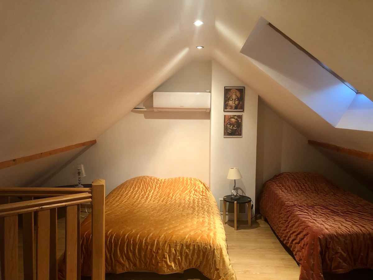 Chambre 2 / Mezzanine / Clic-clac 140 x 190 / Lit adulte 1 personne 90 x 190