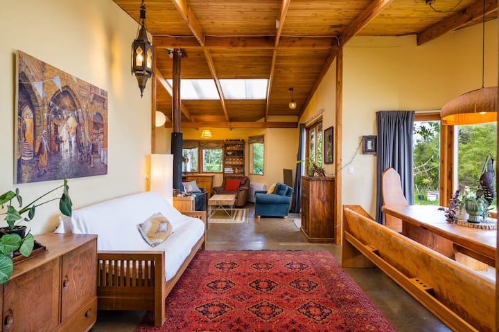 เมนลอดจ์กว้างขวางและเต็มไปด้วยพื้นที่รับประทานอาหารและห้องนั่งเล่น