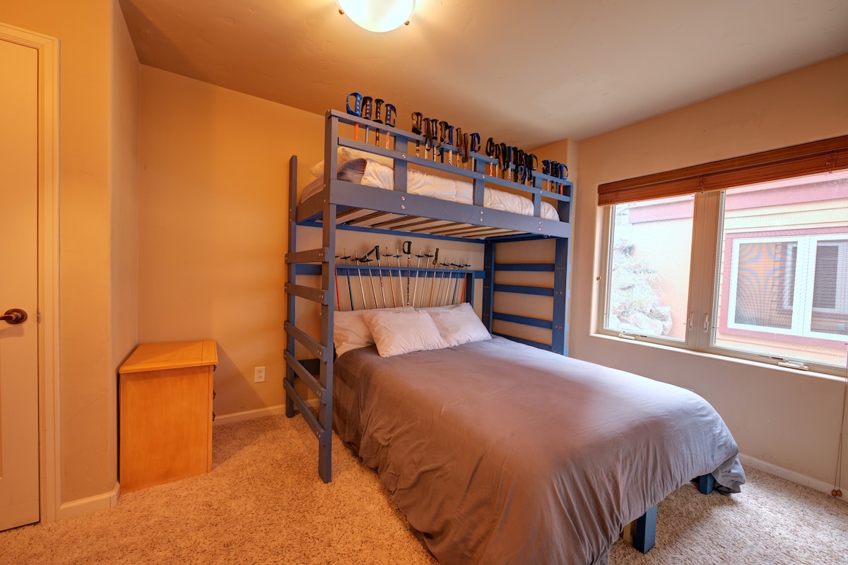 Segundo dormitorio con una litera con temática de esquí.  ¡Cama queen en la parte inferior, individual encima!