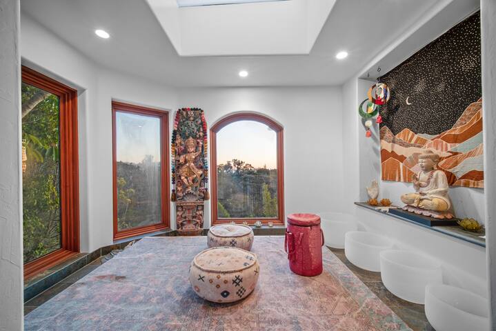 Stunning Ocean-View Retreat, Walking to The Cove gallery image 3