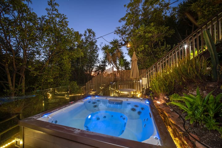 Stunning Ocean-View Retreat, Walking to The Cove gallery image 2