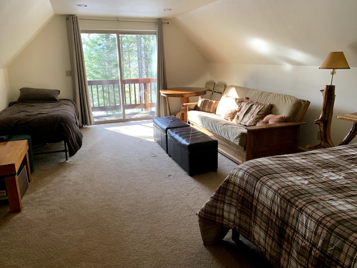 Fleti ya Chumba cha Bonasi inajumuisha kitanda aina ya queen na kitanda pacha, televisheni ya michezo na sinema, kabati la kujipambia, mikrowevu, chungu cha kahawa cha matone, meza na viti.