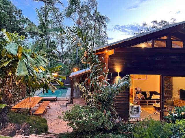 Beach Jungle: Pool & Hot Tub in Seaside Oasis