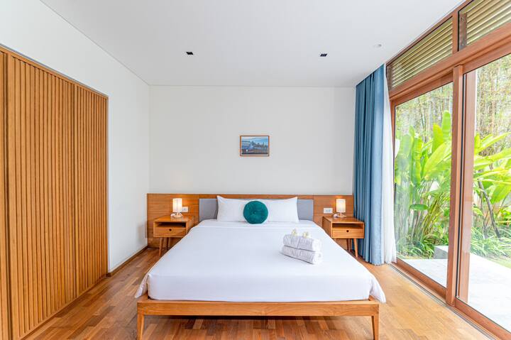 一楼的第一间卧室，可欣赏室外泳池景观