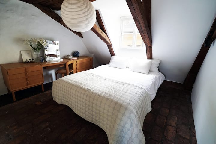 Uno de los dos dormitorios similares en la planta media del apartamento. Una bonita cama tamaño queen (160 cm)...