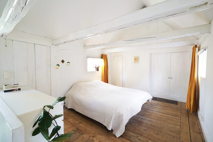 Dormitorio principal en el último piso con una gran cama doble tamaño king.