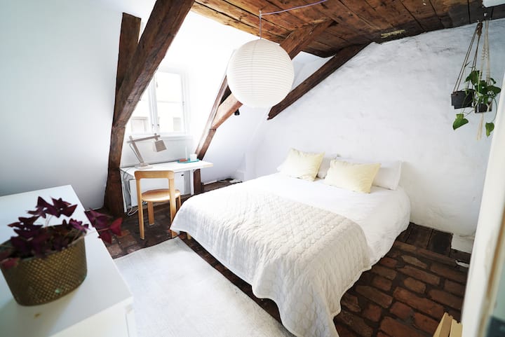 El otro de los dos dormitorios en el piso medio del apartamento. Una bonita cama tamaño queen (160 cm)...