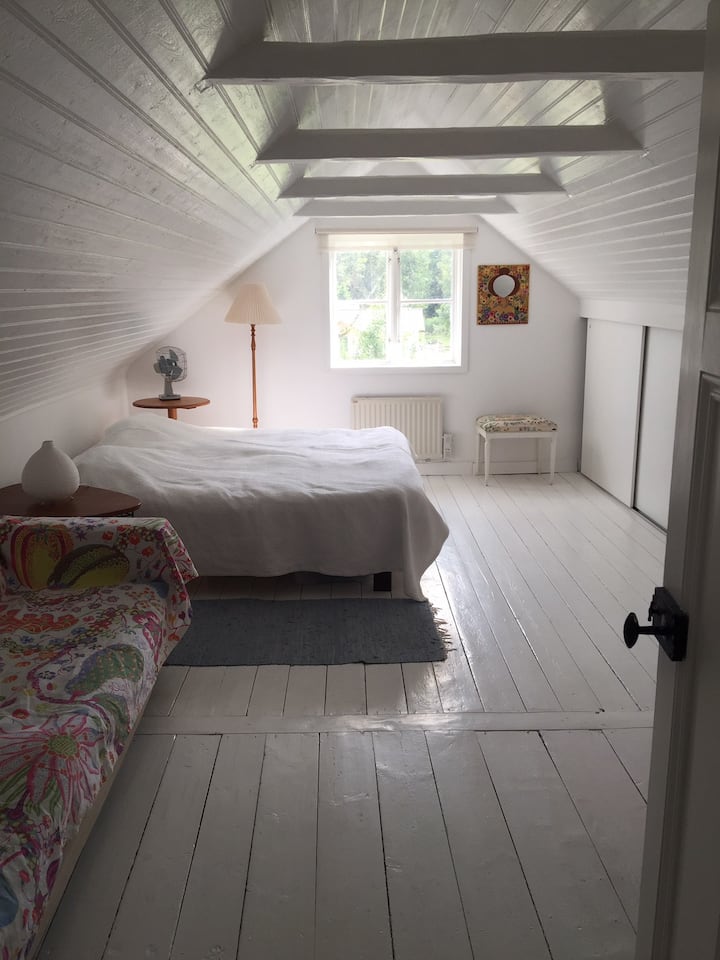 Hlavná spálňa na poschodí. 2 x 90 cm lôžka, pohovka a veľa úložného priestoru za posuvnými dverami. 2. poschodie je zrekonštruované na rok 2021 s novou, izolovanou strechou – teraz s veľkým pocitom priestoru a viditeľnými strechami.