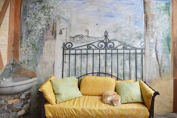 公寓个人露台上有沙发。