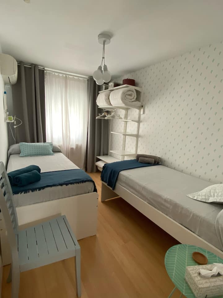 Dhomë gjumi me dy krevate 90 cm. Ajër i kondicionuar. 