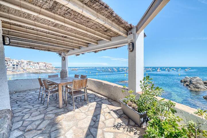 Exceptional house on the rocks in Calella.