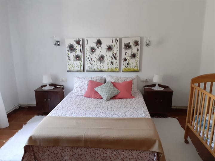 Chumba cha kulala mara mbili na kitanda cha watoto