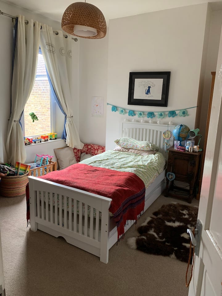 Ერთადგილიანი საძინებელი. ორი ერთადგილიანი საწოლის ან კიდევ ერთი ორადგილიანი საწოლის შექმნის ვარიანტი. (საწოლი მაწანწალა)