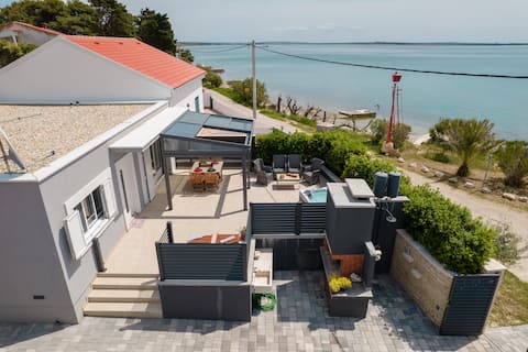 Top Airbnb: Charming house on the sea in Košljun