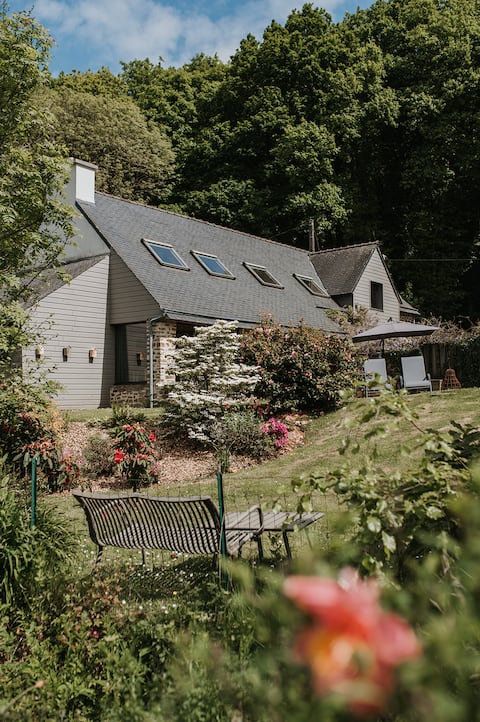 Charming cottage in the woods, close to the sea.