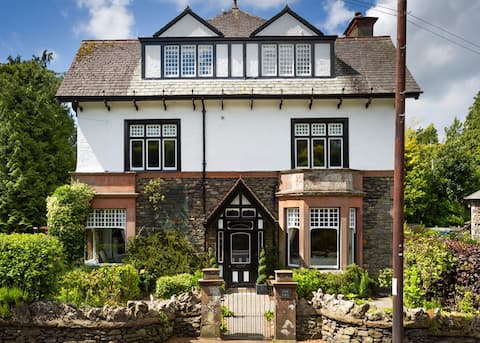 The Firs - Centre of Bowness, parking for 5+ cars