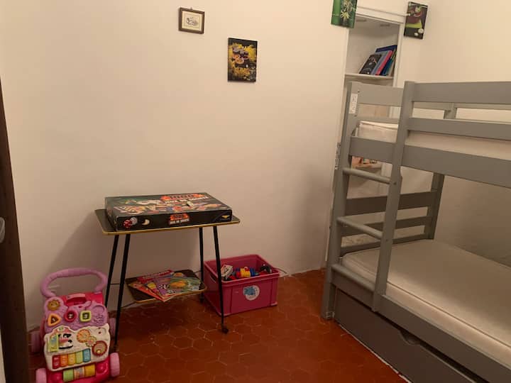 חדר שינה 2 : 3 מיטות 
משחקים וספרים לילדים 