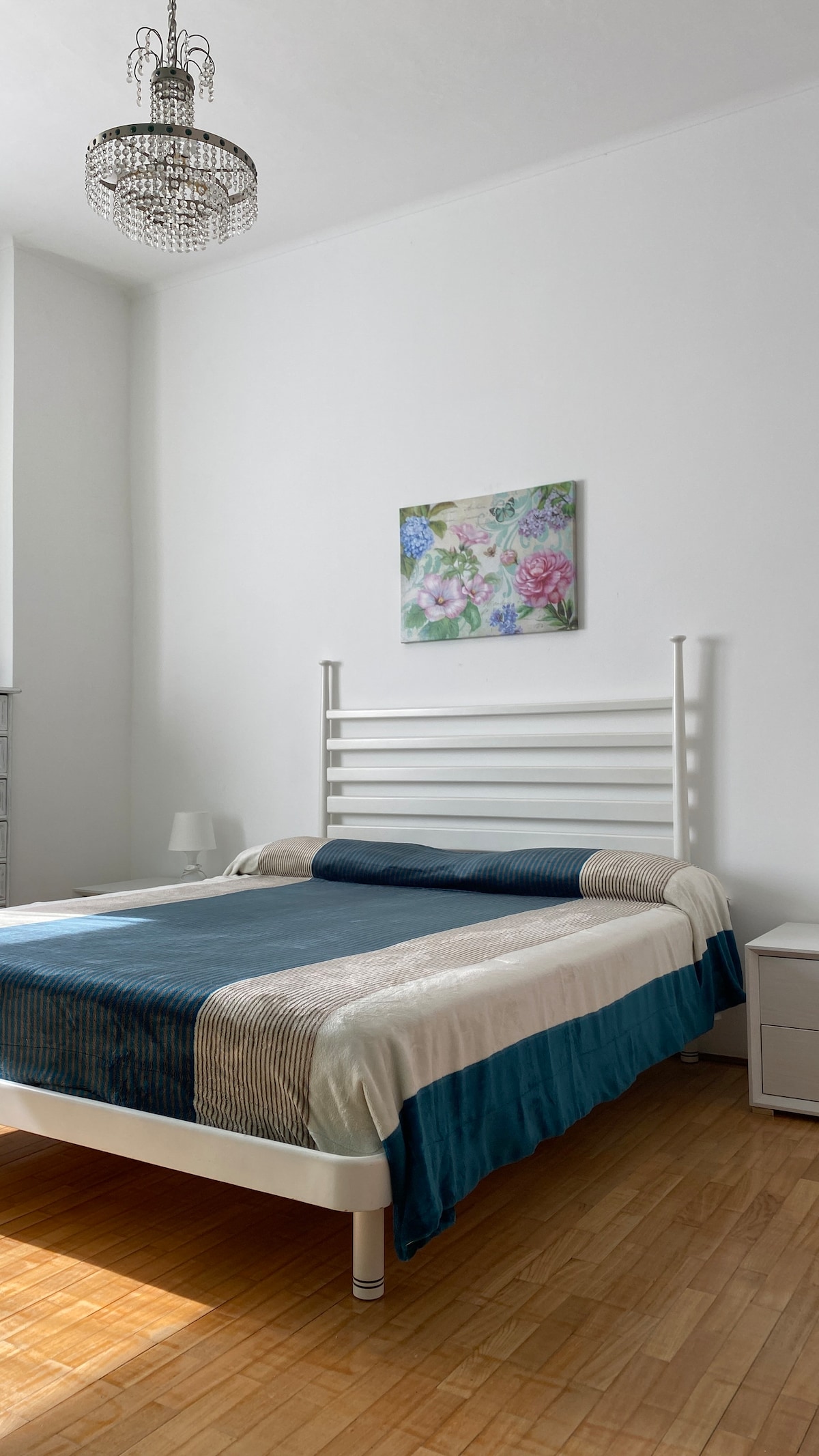 חדר שינה עם מיטת קווין סייז (פרקט)