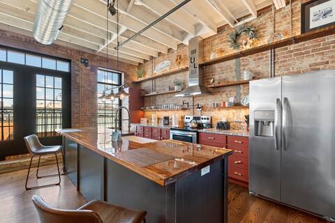 Downtown Urban Loft above Restaurants
