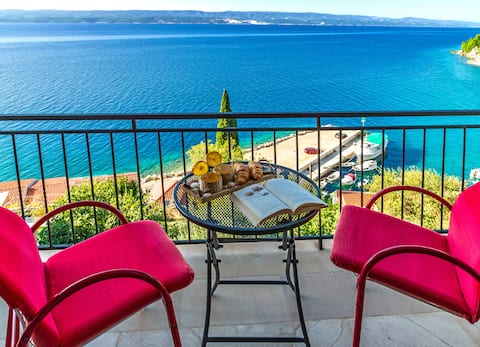 Top Airbnb: Spacious apartment with beautiful view in Mimice