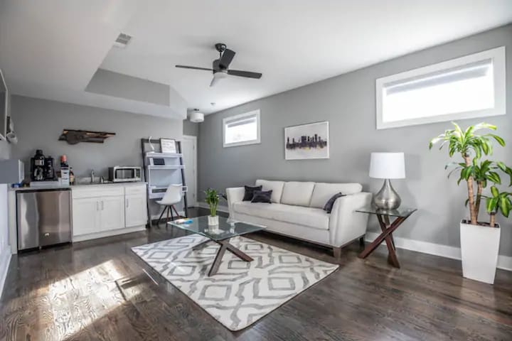 Luxury Rental with Pool and Hot tub in Music row