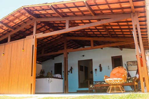 Ovaj je prostor integriran s kuhinjom, stolom za blagovanje, prostorom za roštilj i garažom